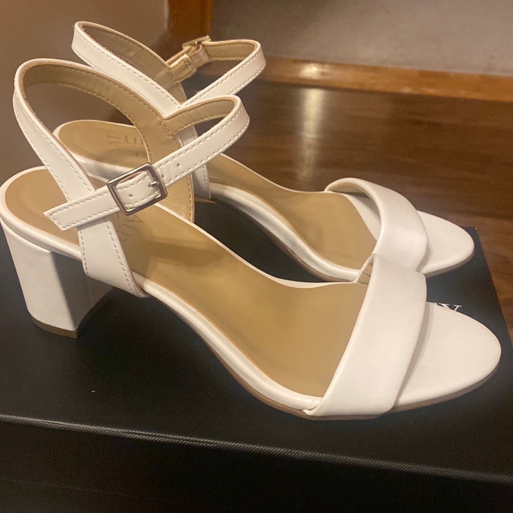 Naturalizer, size 7, new, never warn, white sandal